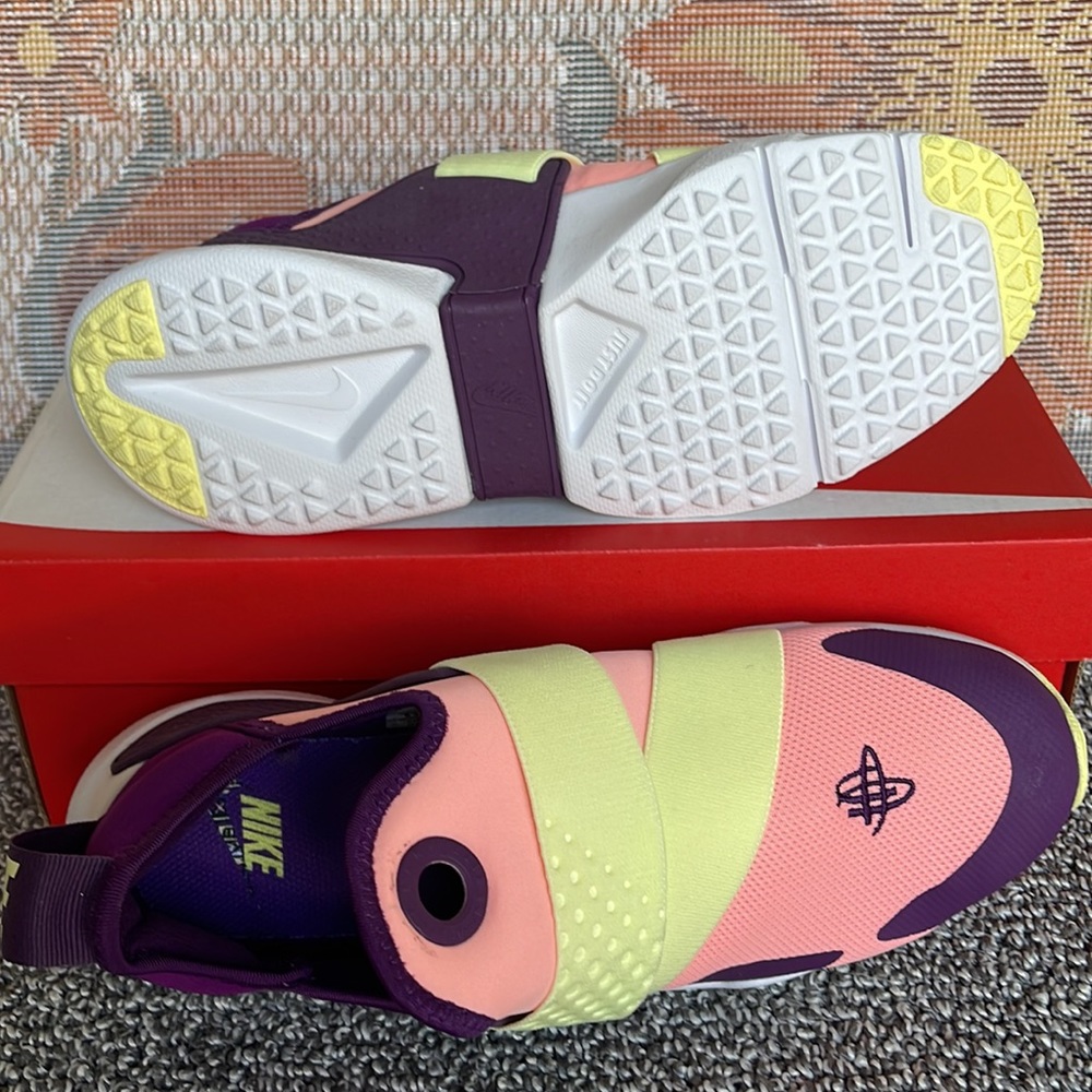 NIKE WMNS HUARACHE EXTREME
PINK TINT / CITRON TINT
Sneakers
AV8239 600 - Picture 4 of 16